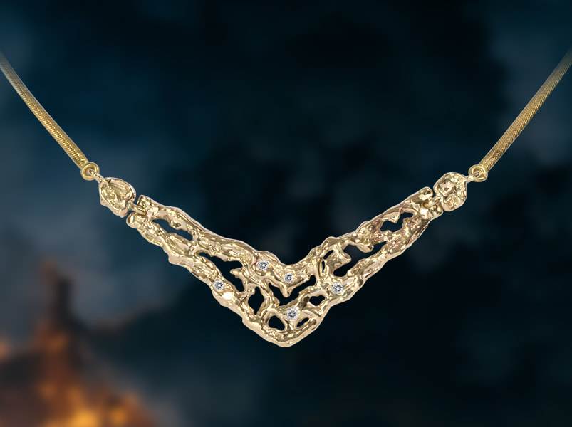 Luxury gold necklet set with diamonds