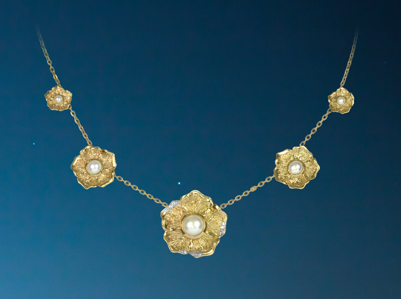 Luxury Solid gold necklet with natural pearl center